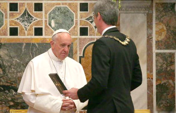 Папе Римскому вручена премия имени Карла Великого