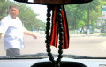 Ташкентские милиционеры срывают георгиевские ленты с автомобилей