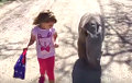 Видеохит: Девочка гуляет с маленьким носорогом
