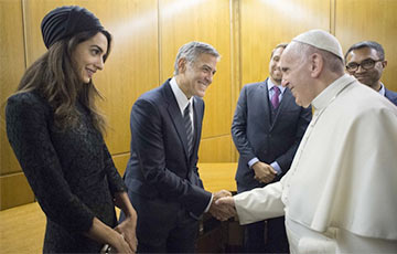 Папа Римский наградил Джорджа Клуни, Ричарда Гира и Сальму Хайек