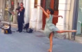 Видеохит: Отец попросил дочку станцевать под музыку уличного скрипача
