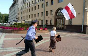 Фотофакт: Милиционер в Минске преследует «опасного преступника»