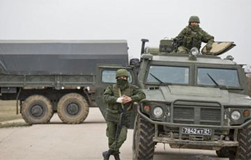 Расея сцягвае танкі на адміністрацыйную мяжу Крыма з Украінай