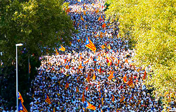 Сотни тысяч каталонцев вышли на марш за независимость