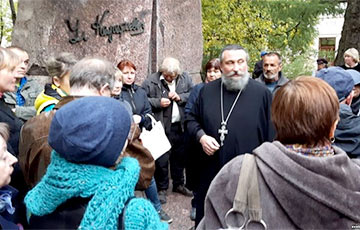Жители Витебска встали на защиту памятника Короткевичу