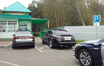 Фотофакт: Rolls-Royce 001 припарковался возле кафе на месте для инвалидов