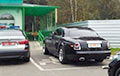 Фотофакт: Rolls-Royce 001 припарковался возле кафе на месте для инвалидов