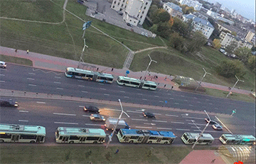 Фотафакт: На праспекце Дзяржынскага ўтварыўся корак з дзясяткаў тралейбусаў