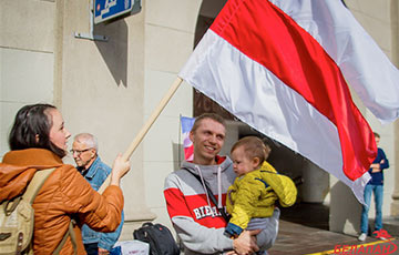 Дашкевич: Люди рады, когда видят бело-красно-белые флаги