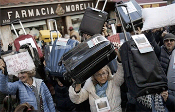 Жители Венеции вышли на марш протеста с чемоданами и сумками