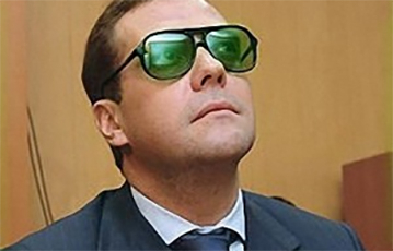 В соцсетях смеются над галстуком Медведева