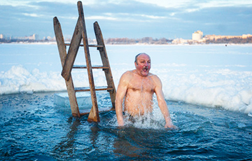 Как минские «моржи» купались в мороз на Комсомольском озере