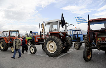Греческие фермеры начали блокировать дороги тракторами из-за роста налогов