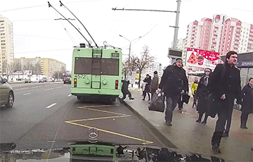 В «Минсктрансе» объяснили, почему троллейбус тянул по тротуару человека