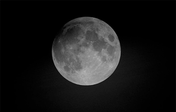 Жители Беларуси увидели полутеневое затмение полной Луны