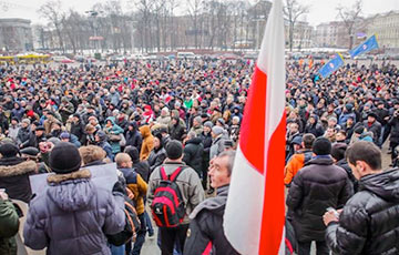 РИА Новости: Белорусы требуют вернуть свободные и честные выборы