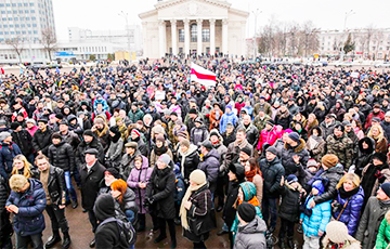 Outraged Belarusians Protest In Regions