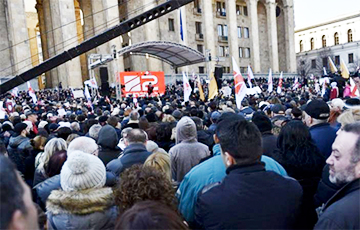 В Тбилиси состоялся многотысячный митинг в защиту свободы слова