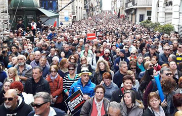 На Мальте тысячи людей вышли на улицы в защиту демократии и свободы