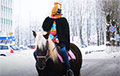 В Витебске отец поехал в роддом за дочкой на коне и в лошадиной маске