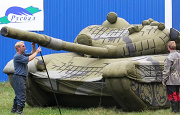 Украінскі палкоўнік патлумачыў, навошта расейцам гумовыя танкі на фронце