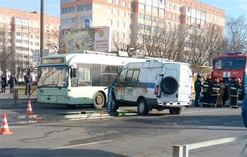 В Гомеле милицейский микроавтобус cтолкнулся с легковушкой