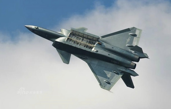 Китай принял в эксплуатацию истребитель пятого поколения J-20