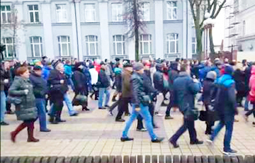 Impressive Video: Thousand Of Maladzechna Residents Chanting "Long Live Belarus!"
