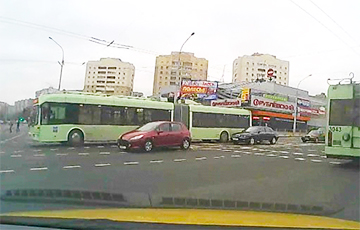 Видеофакт: В Минске милицейский автомобиль поехал на красный и совершил ДТП
