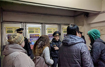 Станцыя метро «Акадэмія навук» закрытая, але людзі ідуць на акцыю пешшу