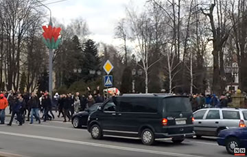 Videofact: Hrodna Drivers Greet Protesters