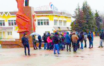 В Мозыре несколько десятков человек вышли протестовать к памятнику Ленину