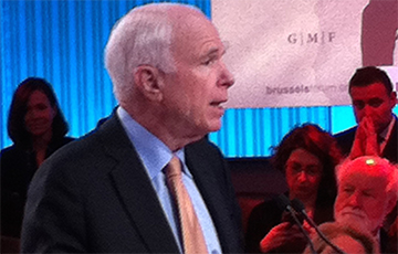 Сенатор Маккейн требует немедленного освобождения белорусских политзаключенных
