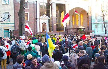 Сотни украинцев пикетировали белорусское посольство в Киеве