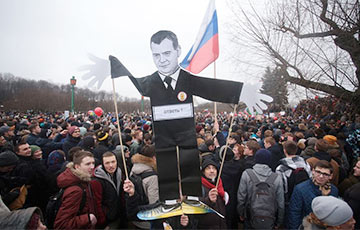 The Guardian: Дмитрий Медведев — мальчик для битья