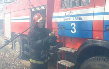 В Барановичах пожарные спасли из огня ежика