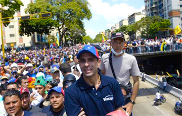 «Долой диктатуру!»: Потрясающие кадры с марша протеста в Венесуэле