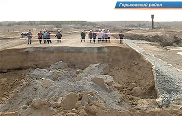 Фотофакт: В российской деревне новая дорога провалилась под землю