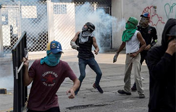 Протестующие венесуэльцы возводят баррикады