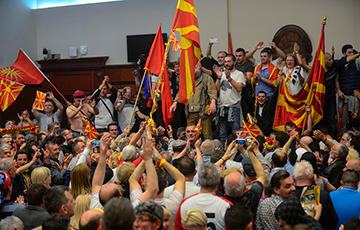 В Македонии протестующие штурмом взяли парламент