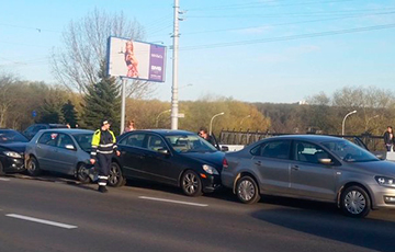В Минске у Дворца Независимости столкнулись шесть авто