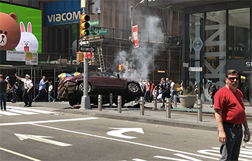 Машина врезалась в пешеходов на Таймс-сквер