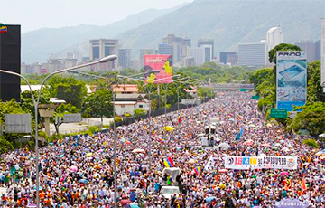 Оппозиция в Венесуэле призвала «выйти и занять страну»