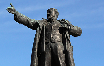 В день пионерии российские школьники разбили памятник Ленину