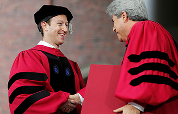 Цукерберг спустя 12 лет после ухода из Гарварда получил ученую степень