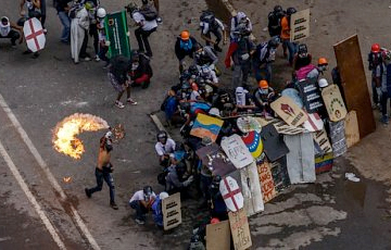 В Венесуэле протестующие построили баррикаду из грузовиков