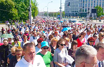 Тысячы вернікаў выйшлі на вуліцы Менска
