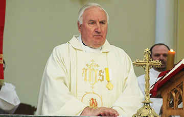 Папа Римский Франциск наградил белорусского священника золотым крестом