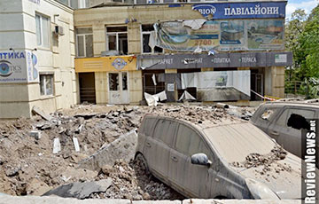 Видеофакт: В Киеве из-под асфальта забил 20-метровый фонтан
