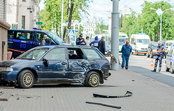 В центре Минска водитель «Ауди» сбил двух женщин на пешеходном переходе